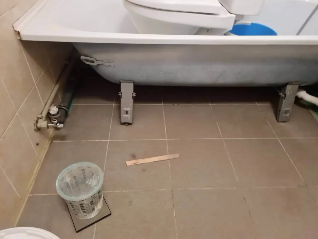 Virsmas sagatavošana pirms krāsot grīdas flīzes