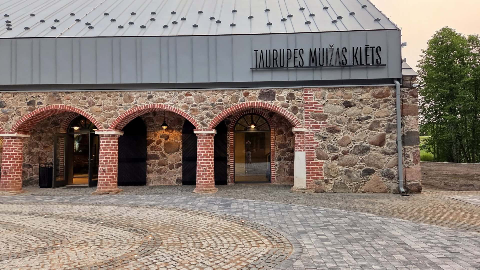 Taurupes muizas klets fasade