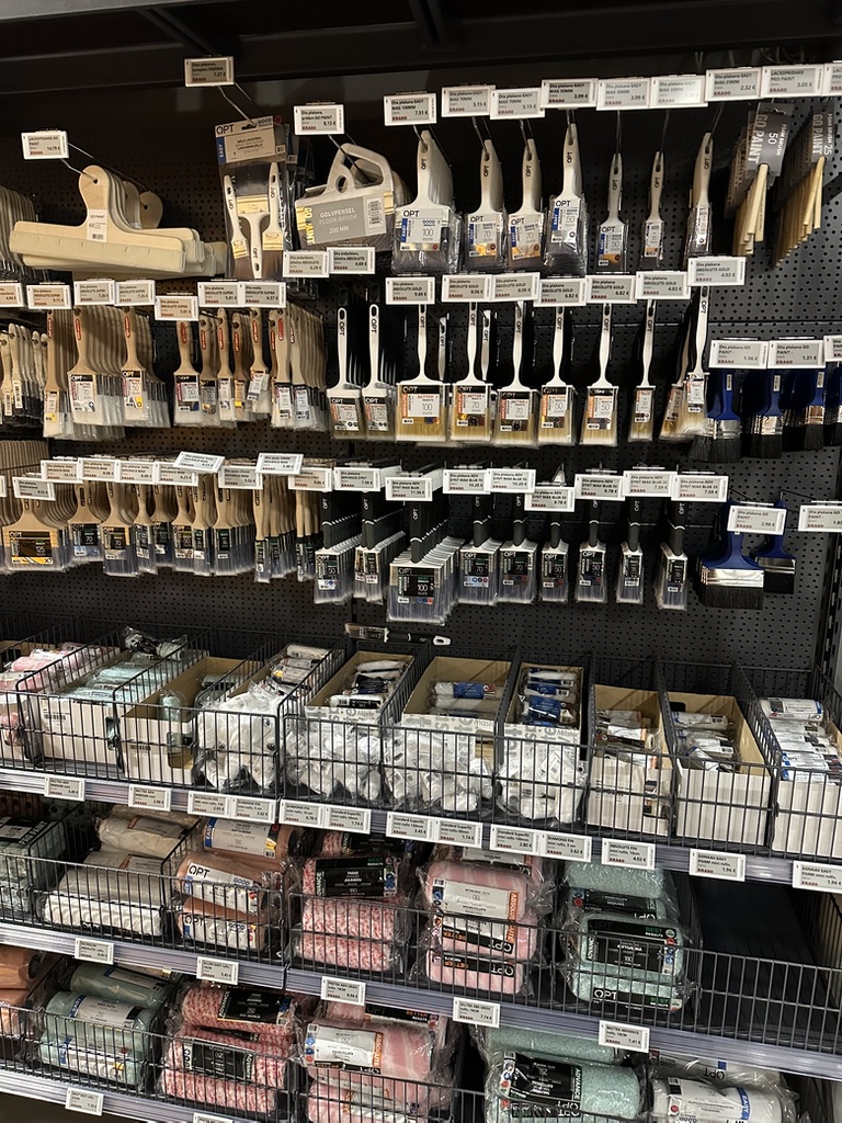 Krāsu un instrumentu veikala plaukts